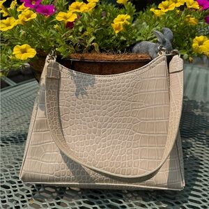 Cream Color, Liz Claiborne, Faux Croc Leather, Shoulder Bag, w/Tan Lining. BR.5
